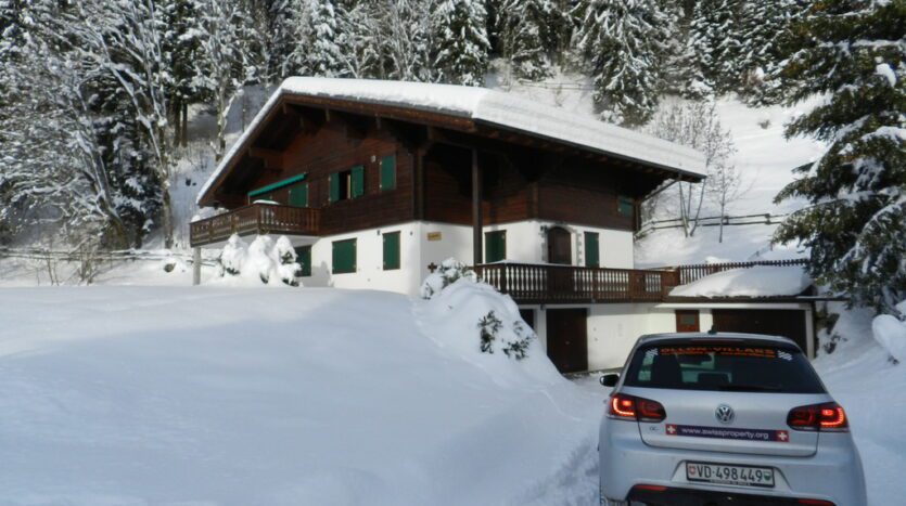 Chalet Framboise Building And Driveway
